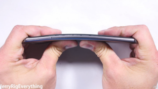 Huawei Mate 9 primeşte teste de îndoire, rezistenţă la flacăra de brichetă şi teste de zgârieturi; Rezistă cu brio la "stres" (Video)