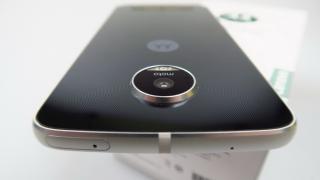 Motorola Moto Z Play Unboxing: Moto Z la categoria uşoară, dar cu extra baterie (Video)