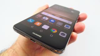 Huawei Mate 9: Design masiv și solid, prietenos pentru "pălmoşi"