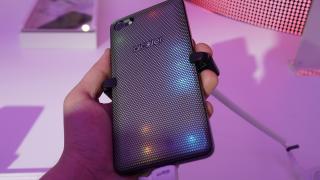 MWC 2017: Alcatel A5 LED hands-on - telefonul disco are un spate "de petrecere" (Video)