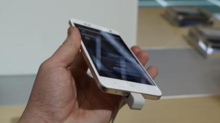 MWC 2017: ZTE Blade V8 Mini hands on - cameră duală pe un format mai compact de smartphone (Video)