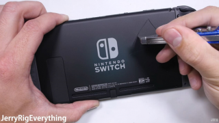 Nintendo Switch primeşte teste de zgâriere şi îndoire de la JerryRigEverything; Rezistă binişor la stres (Video)