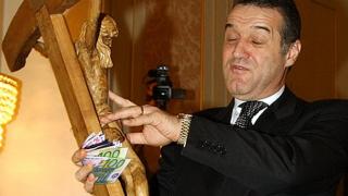 Telefonul ideal pentru Gigi: terminal Ortodox de 25.000 de dolari cu binecuvântare la pachet și mult aur