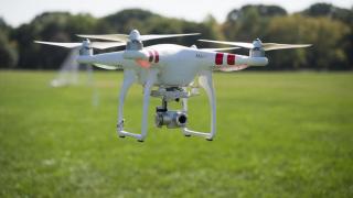 Turul Magazinelor #157: camere video sport, 4K şi Full HD, o giga dronă ultradotată şi obiective pentru fotografii de nuntă
