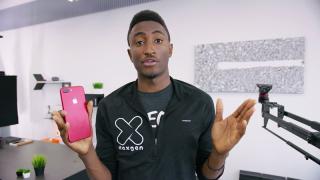iPhone 7 Plus în varianta pe roșu este scos din cutie de MKBHD! O nuanță ce impresionează youtuberul!