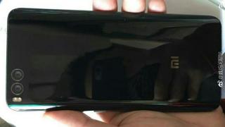 Xiaomi Mi 6 apare într-o fotografie hands-on pe negru, via @Slashleaks