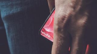 Smartphone-ul lui Andy Rubin numit Essential FIH-PM1 va rula într-adevăr Android; Eric Schmidt (CEO Alphabet) confirmă!