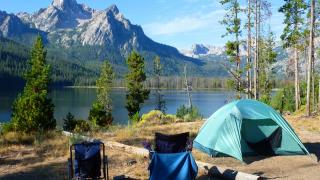 Iată 5 produse ideale pentru camping! Corturi, lanterne solare și alte accesorii pe care le găsiți în oferta GearBest.com!