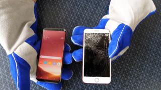 Bend test la 2 mâini! Samsung Galaxy S8+ versus iPhone 7 Plus RED la testul suprem al îndoirii (Video)