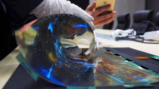 Grafenul e soluţia pentru ecranele OLED flexibile şi mai rezistente, ar putea ajunge şi pe haine cu rol de display pe viitor