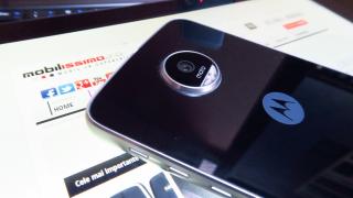 Motorola Moto Z Play: Cameră peste modelele midrange din 2016, cu puțin sub sub Moto Z