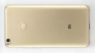 Xiaomi Mi Max 2 apare acoperit de o husă de tip TPU transparentă într-o imagine LEAK postată pe Weibo