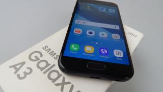 Samsung Galaxy A3 (2017) Unboxing: scoatem din cutie un telefon compact inspirat de Galaxy S7 si cu UI de Galaxy S8 (Video)