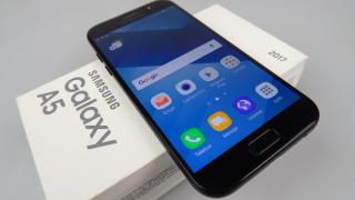 Samsung Galaxy A5 (2017) Unboxing: cel mai bun telefon mid-range Samsung testat de noi primeşte un succesor pe măsură, scos din cutie aici (Video)