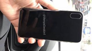O presupusă machetă a lui iPhone 8 se afișează astăzi în fotografii prin intermediul designer-ului Benjamin Geskin