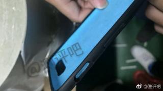 Încă o scăpare legată de OnePlus 5 dezvăluie un design diferit faţă de ultima randare, cu o cameră duală plasată în colțul din stânga-sus; Iată huse ale terminalului!