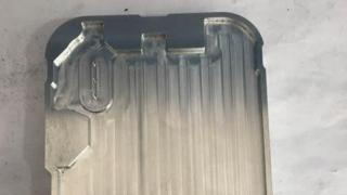 O presupusă matriță destinată lui iPhone 8 se afișează în imagini; fără urmă de scanner de amprente pe spate