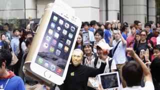 Fanii Apple sunt consideraţi "turmă de oi" de noua definiţie pentru cuvântul "sheeple" din dicţionarul Merriam-Webster