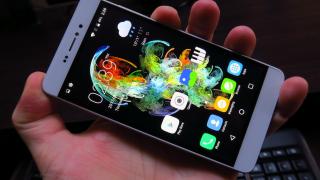 Bluboo Picasso 4G: Display 2.5D rezonabil, fără gremlini