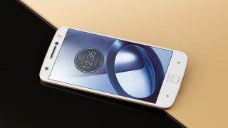 Motorola ia decizia de a oferi o baterie mai mică pe Moto Z2 Play; telefonul pierde și din grosime astfel