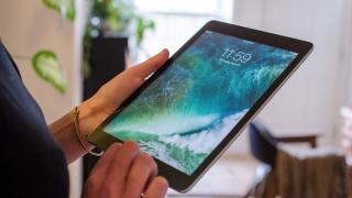 În ciuda deprecierii cu 13% a livrărilor de tablete iPad în primul trimestru din 2017, Apple rămâne lider în acest segment de pe piață