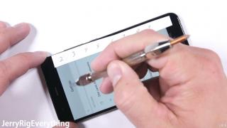 Xiaomi Mi 6 primeşte testul clasic JerryRigEverything, de zgâriere, îndoire, ardere; Stă mult mai bine decât Mi 5 la rezistenţă (Video)
