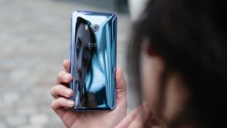HTC U11 va fi disponibil la precomandă prin intermediul Vodafone din 22 mai; se oferă cadou o brățară fitness UA Band 2