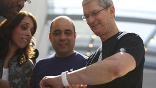 CEO-ul Apple, Tim Cook a fost surprins testând un glucometru; Apple ar putea lansa echipamente medicale noi la WWDC
