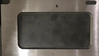 Noile iPhone-uri ne sunt prezentate sub formă de machete într-o fotografie sosită din China; iPhone 8 își arată din nou camera duală plasată vertical