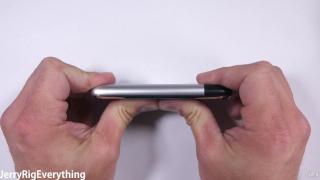 Bend test trăznit! iPhone 1 este ars, zgâriat şi aproape îndoit de JerryRigEverything (Video)