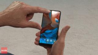 Essential Phone este prezentat hands-on chiar de creatorul său, Andy Rubin; telefonul se lansează comercial în iunie (Video)