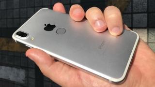iPhone 8 se prezintă în noi imagini hands-on, sub forma unei machete ce pare finisată profesionist; Are scanner de amprente in spate