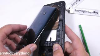 HTC U11 disecat şi reparat în faţa camerei (Video)