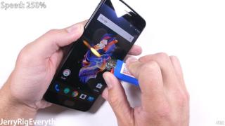 OnePlus 5 primeşte testele clasice de rezistenţă la îndoire, flacără şi zgârieturi, marca JerryRigEverything; Se descurcă bine! (Video)