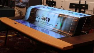 LG Display prezintă un panou OLED flexibil de 77 inch; pe deasupra este și transparent