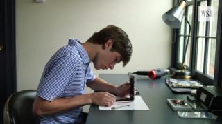 Ei sunt adolescenţii care lucrează de acasă pe mii de euro şi repară ecrane crăpate de iPhone (Video)