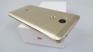Xiaomi Redmi 4 Unboxing: compact, dar puternic, un telefon cu pedigree