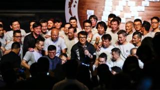 Xiaomi Mi 6 primește o ediție limitată Jackie Chan; vine cu autograful actorului într-un pachet special