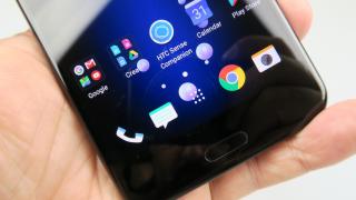 HTC U11: OS, UI, aplicaţii cu o strângere Edge Sense, deschidere la asistenţi virtuali