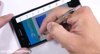 Sony Xperia XZ Premium este zgâriat, ars şi îndoit, primeşte bile albe de la JerryRigEverything (Video)