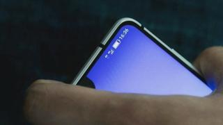 Smartphone-ul Sharp cu display edge-to-edge ce va debuta pe 17 iulie ni se prezintă într-o fotografie reală!