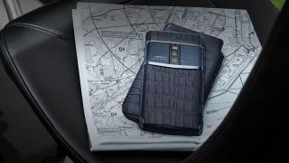 Vertu îşi continuă scufundarea, închide centrele de producţie din UK