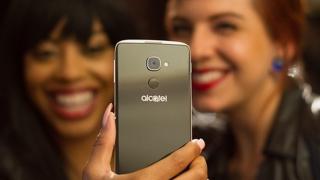 Alcatel își aduce flagship-ul IDOL 4 Pro la vânzare pe plan european; rulează Windows 10 Mobile și costă 480 euro
