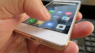 Xiaomi Redmi 4: Design suficient, un throwback spre Huawei Nova