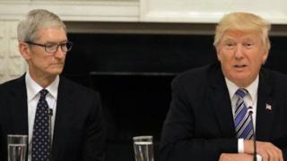 Donald Trump anunţă că Apple va construi 3 fabrici "mari şi frumoase" în Statele Unite