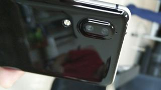 Sharp AQUOS S2 este fotografiat în varianta pe negru; vedem camera duală din spate