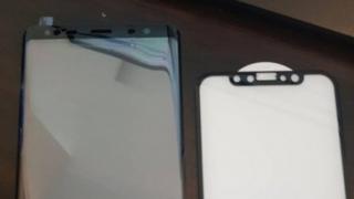 S-au intersectat mega scăpările: Galaxy Note 8 şi iPhone 8 îşi prezintă protecţiile de ecran una lângă alta