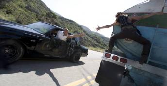 Furt ca în Fast & Furious: 5 români au săltat iPhone-uri în valoare de 500k euro dintr-un camion în mişcare