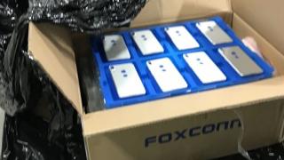 Panouri spate destinate lui iPhone 8 sunt fotografiate în cadrul Foxconn; reapare scanner-ul de amprente în spate