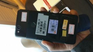 O nouă apariție a lui Google Pixel 2 în fotografii dezvăluie margini uriașe ale panoului frontal